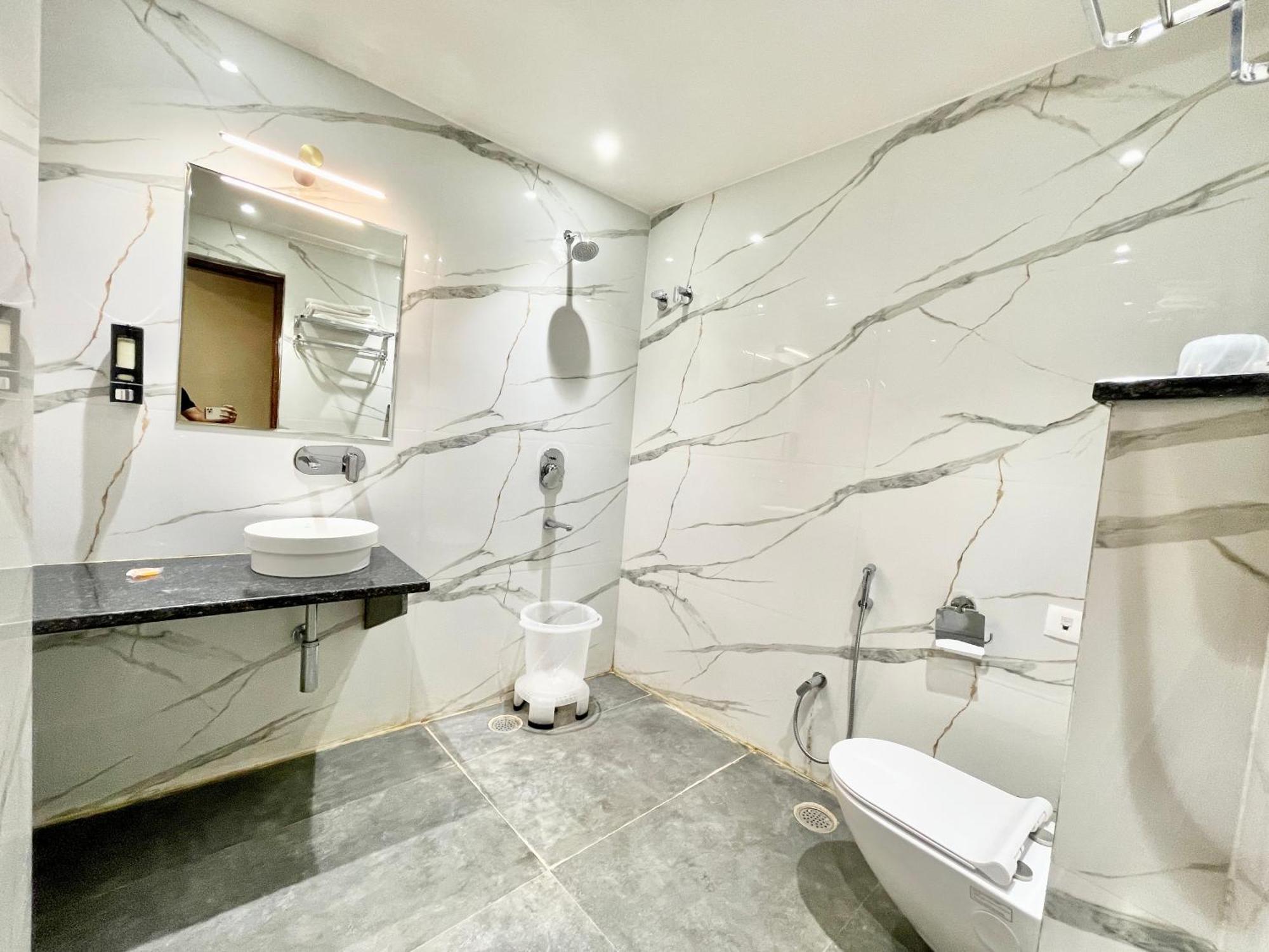 Hotel Vedangam Inn ! Varanasi - Foreigner'S Choice ! Fully Air-Conditioned Hotel With Parking Availability, Near Kashi Vishwanath Temple, And Ganga Ghat Dış mekan fotoğraf